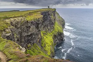 Cliffs Of Moher Drucke: Touristen auf einem Weg zum Moher Tower auf den ikonischen Cliffs of Moher.