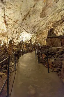 Dripstone Cave Drucke: Tourists walking along a footpath