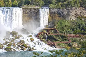Niagara Falls Ontario Drucke: Tourists in front of waterfall