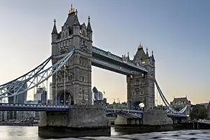 Famous Places In Britain Drucke: Tower Bridge in the evening light