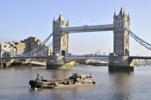 Old Building Exterior View Drucke: Tower Bridge over the River Thames