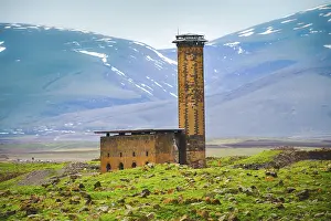 Ancient Turkish Architecture Drucke: Tower structure with mountains background