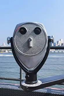 Empty Metropolis Scene Drucke: Tower viewer binoculars in face shape