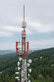 Cloudy Sky Background Image Drucke: A towering communication array equipped with various antennas and dishes