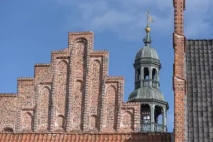 Lower Saxony Administrative Building Drucke: Town hall tower with carillon, historic stepped gable in front