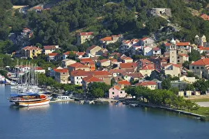 Drucke von Landschaft mit Segelschiff im Vordergrund, Fluss Krka, Skradin, Dalmatien, Kroatien Fluss Drucke: Ortschaft mit Segelschiff im Vordergrund