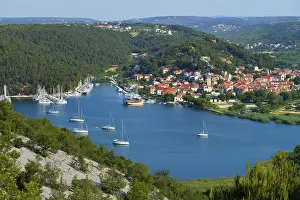 Drucke von Ortschaft mit Segelschiffen im Vordergrund, Fluss Krka, Skradin, Dalmatien, Kroatien Fluss Drucke: Ortschaft mit Segelschiffen im Vordergrund