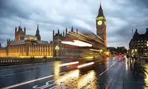 London Evening Scene Drucke: Traces of light, double-decker bus in the evening
