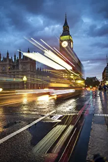 London Parliament Building Drucke: Traces of light, double-decker bus in the evening