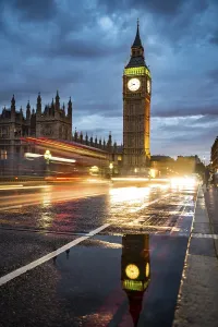 World Heritage Site UK Drucke: Traces of light, Double-decker bus in the evening