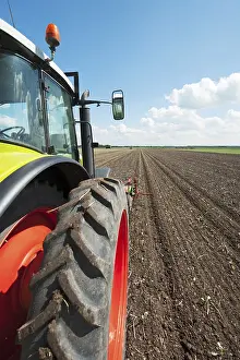European Farmland Cultivation Drucke: Tractor in the vegetable fields with horizon
