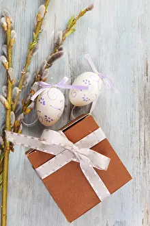 Empty Wooden Table Setting Drucke: Traditional easter background with gift