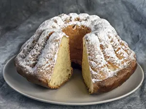 Empty Plate Desserts Drucke: Traditional Easter Cake over gray background