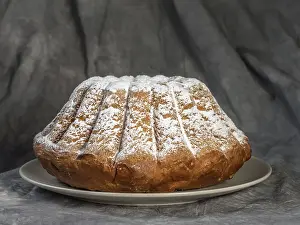 Sweet Easter Treats Drucke: Traditional Easter Cake over gray background