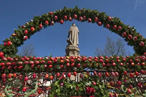 Christian Holiday Traditions Drucke: Traditionally decorated Easter fountains with red Easter eggs