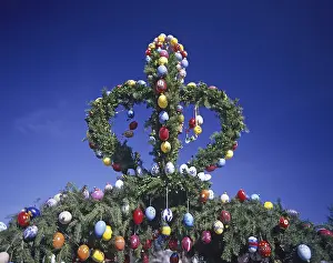 Traditional German Easter Decoration Drucke: A traditionally decorated Easter tree with colourful Easter eggs under a clear blue sky