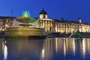 London Evening Scene Drucke: Trafalgar Square in the evening
