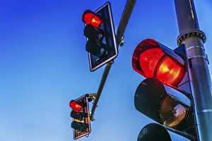 Evening Cityscape Drucke: Traffic lights over urban intersection
