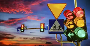 Urban Evening Atmosphere Drucke: Traffic lights over urban intersection