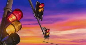 Deserted Highway Drucke: Traffic lights over urban intersection