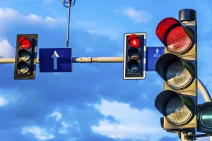 Evening Cityscape Drucke: Traffic lights over urban intersection. Red light