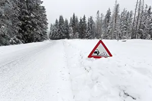 Central Europe Low Mountain Range Drucke: Traffic sign Caution Rolling Chips