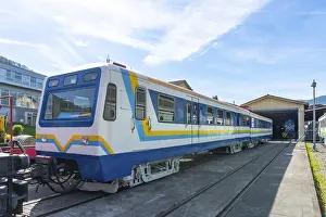 Train Station Images Drucke: A train is parked in a train station