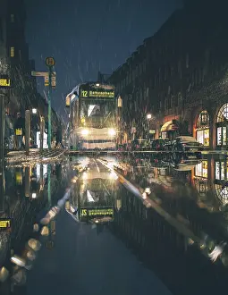 Frankfurt Night View Drucke: Tram at a stop in snow rain, puddle