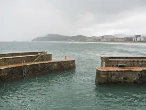 Panoramic Coastal View Drucke: A tranquil scene at the coast during rainfall
