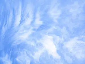 Cloudy Atmospheric Landscape Drucke: A tranquil sky with wispy white clouds set against a backdrop of deep blue