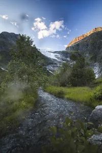 Panoramic Mountain Landscape Drucke: A tranquil stream winds through lush greenery