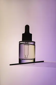 Hygienic Skincare Treatment Drucke: A translucent face serum bottle with a dropper