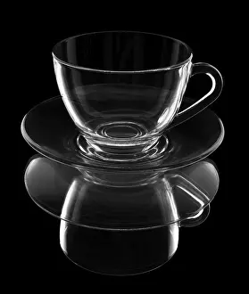 Transparent Cup Drucke: Transparent cup on a plate with reflection it is isolated