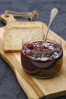 Homemade Jam Recipe Drucke: Transparent pot with cherry jam and toast bread
