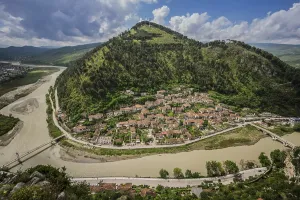 Drucke von Blick auf hügeliges Landschaft mit dem Bezirk Gorica am Fluss Osum, Berat, Albanien Albanien Drucke: Blick auf hügeliges Landschaft mit dem Bezirk Gorica am Fluss Osum.