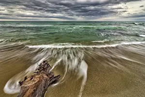 Time Exposure Beach Scene Drucke: Tree on the beach with waves spill