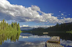 Clouds Reflected In Water Drucke: Trees and clouds reflected in the smooth water of a lake