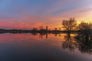 Trees Reflected In Water Drucke: Trees reflected in the water at sunset