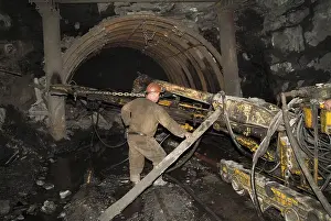 Fossil Energy Source Transport Drucke: Tunnel to the dark from a coal mine