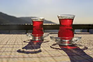 Turkish Tea Drucke: Turkish tea in two glasses on a table