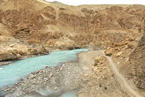 Himalayan Mountain Range Drucke: A turquoise river winds through the rugged