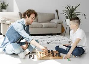 Young Learner Drucke: Tutor learning boy how play chess