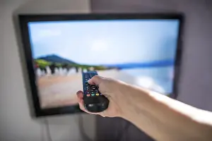 Hand Holding Remote Control Drucke: TV and remote control. Hand hold remote