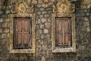 Weathered Stone Wall Drucke: Twin weathered windows set in a rustic stone wall
