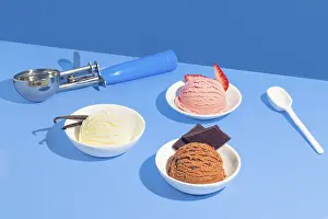 Blue Background Design Drucke: Three types of ice cream, vanilla
