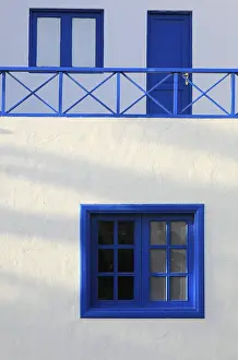 Canary Islands Capital City Drucke: Typical architecture with whitewashed wall and blue windows