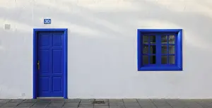 Arrecife Cityscape Drucke: Typical architecture with whitewashed wall and blue windows