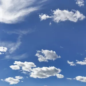 Bilder Datiert 3. April 2024: Typischer Wolkenhimmel im Frühjahr, Cumulus.