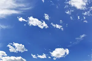 Bilder Datiert 3. April 2024: Typischer Wolkenhimmel im Frühjahr, Cumulus.