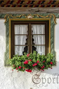 Gerahmter Druck : Typische Luftmalerei ums Fenster mit Geranien. Gerahmter Druck : Typische Luftmalerei ums Fenster mit Geranien.